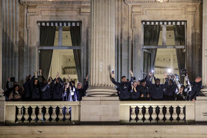 Miles de aficionados aclaman a los Bleus, subcampeones del mundo, en la plaza de la Concordia de París