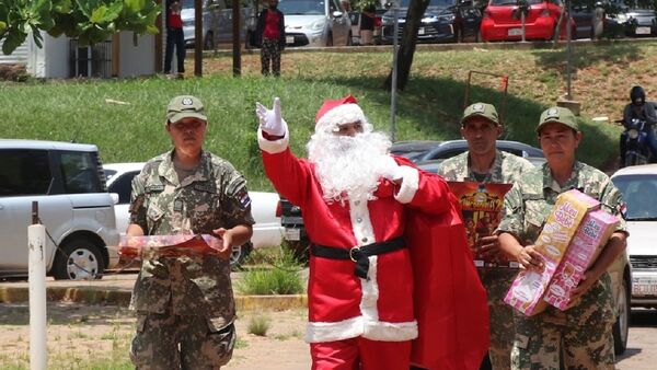 Papa Noel Paraguayo alegró a niños del Hospital de Clínicas