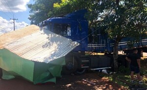 Camión estacionado pierde los frenos y atropella una casilla