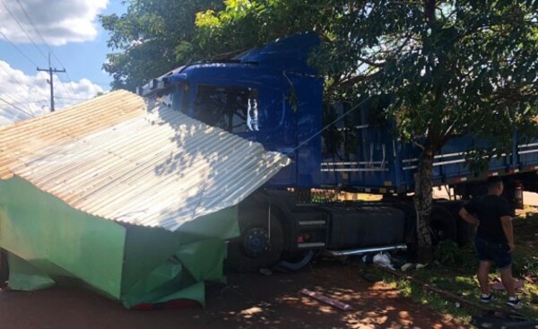 Camión estacionado pierde los frenos y atropella una casilla