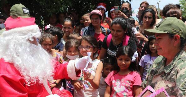 La Nación / Papá Noel paraguayo llenó de alegría y magia navideña a pacientes pediátricos de Clínicas