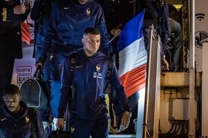 Aficionados aclaman a los jugadores de Francia en la plaza de la Concordia de París - Mundial Qatar 2022 - ABC Color