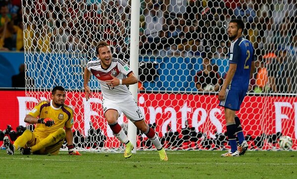 Diario HOY | Götze, verdugo en final de Brasil-2014, celebra título de Argentina