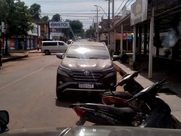 Conocido docente circula a contramano en pleno centro de la ciudad - Nacionales - ABC Color