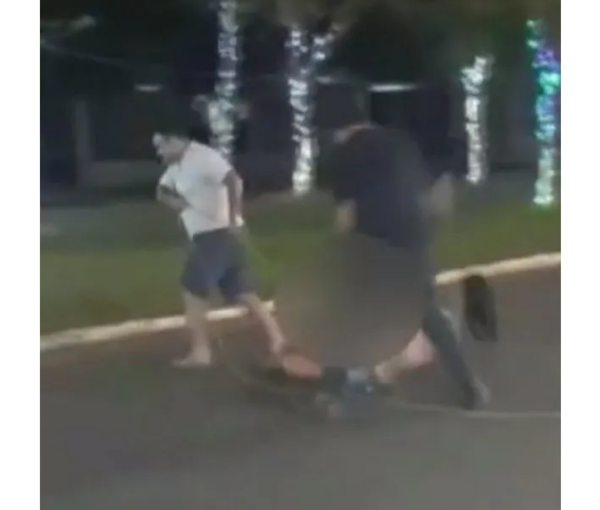 (VIDEO) Desmedida reacción contra una adicta: ¡La arrastraron y la ataron a un árbol!