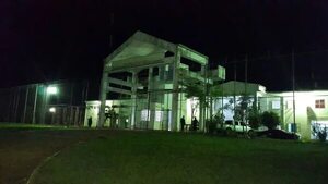 Ocho miembros del PCC se fugan de penitenciaría de Coronel Oviedo - Policiales - ABC Color