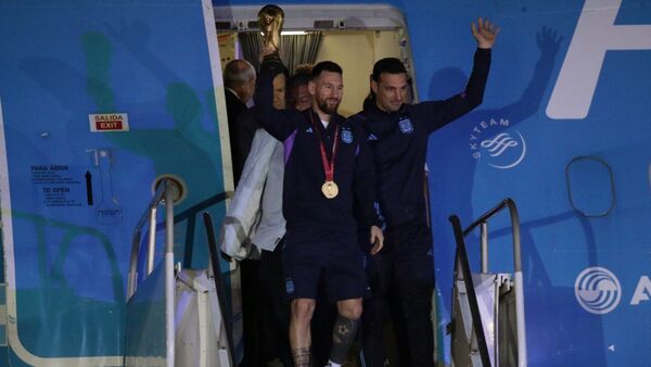 Argentina llega a casa en medio de un gigante recibimiento