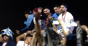 La Nación / Una multitud recibió a la selección argentina tras alzarse con la Copa del Mundo