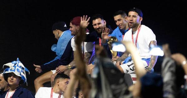 La Nación / Una multitud recibió a la selección argentina tras alzarse con la Copa del Mundo