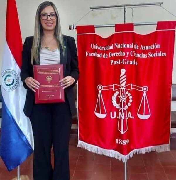 Juez de Santa Rita recibe título de magister