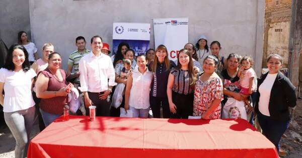 Pobladores de la Chacarita recibieron kits de gastronomía del Ministerio de Trabajo para emprender