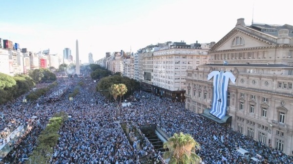Multitudinaria recepción a la Albiceleste en Argentina - Paraguaype.com