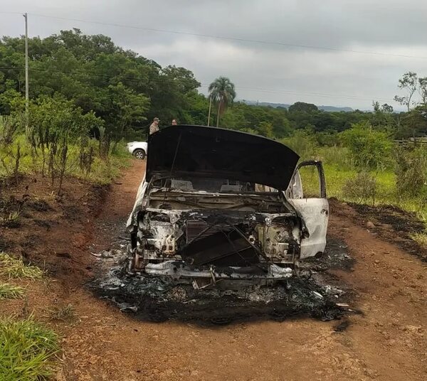 Hallan incinerada camioneta presuntamente perteneciente a víctima de rapto ocurrido en PJC - Policiales - ABC Color