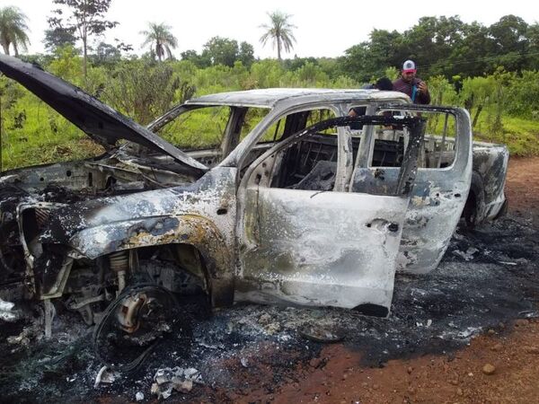 Hallan un vehiculo incinerado tras liberaron a Gerente de casa de cambios