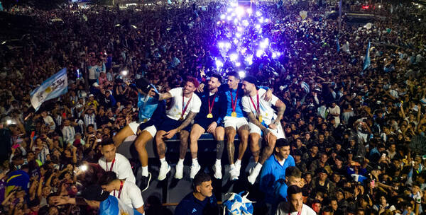 [VIDEO] Con Messi en cabeza, los campeones del mundo llegan como héroes a Argentina
