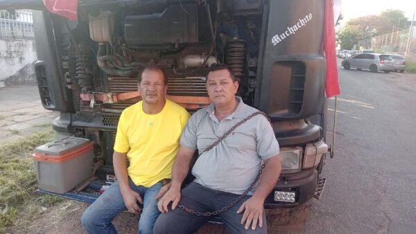 Camioneros se encadenan frente a Dinatrán contra decreto sobre flete