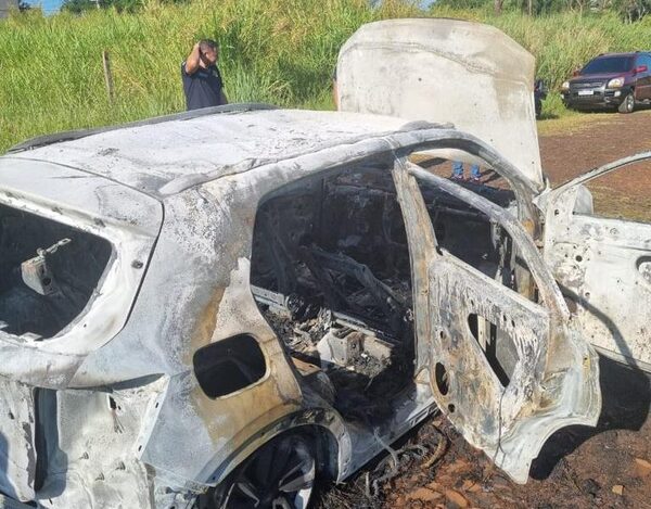 Delincuentes asaltan local y queman vehículo en la huida