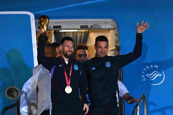 Regreso, caravana y multitud: la campeona mundial está en casa