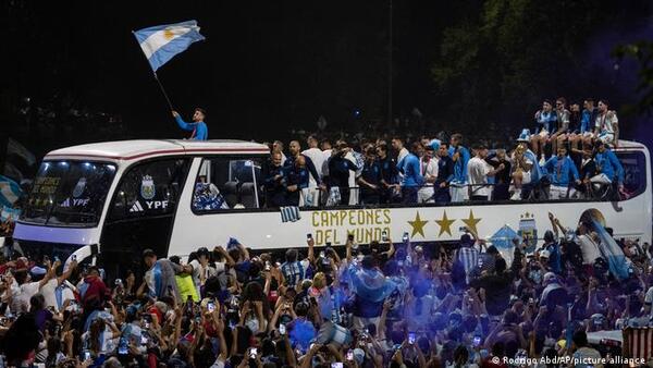 Millares reciben con júbilo a la selección argentina en Buenos Aires