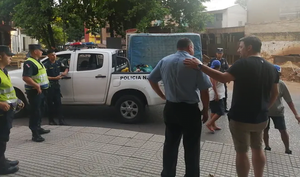 Solidaridad navideña: vecinos y policías hacen “vaquita” para dar un techo a una pareja - Noticiero Paraguay