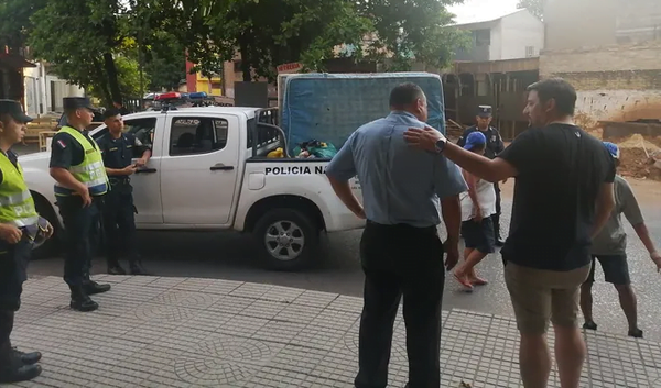 Solidaridad navideña: vecinos y policías hacen “vaquita” para dar un techo a una pareja - Noticiero Paraguay