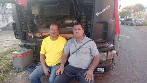 Camioneros se encadenan frente a Dinatrán contra decreto sobre flete de soja