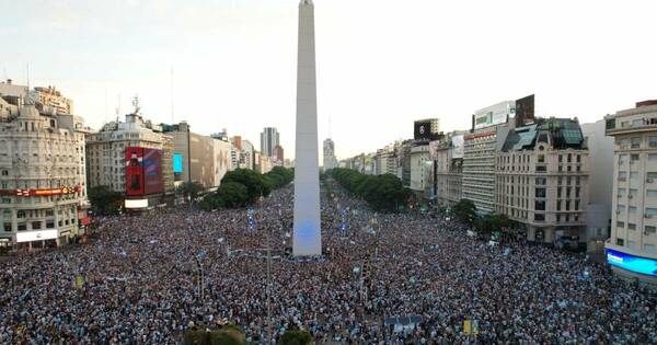 [VIDEO] ¡Una locura! Millones de curepas esperan el recorrido de su selección en el Obelisco