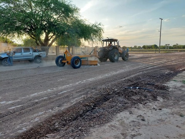 Hermoseamiento de calles y apoyo a los pequeños agricultores de Tte. Esteban Martínez