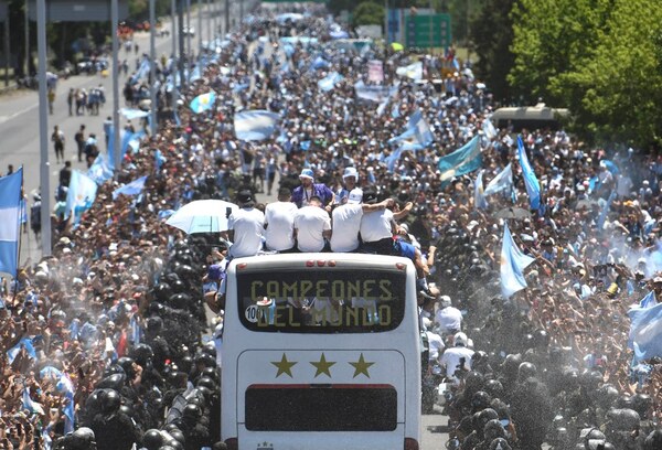 Marea albiceleste eufórica desbordó calles porteñas para celebrar con los campeones del mundo - .::Agencia IP::.
