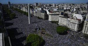 La Nación / Fiesta en Buenos Aires: millones de argentinos acompañan la caravana de los campeones del mundo