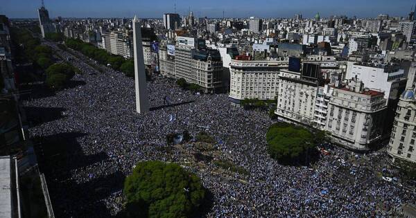 La Nación / Fiesta en Buenos Aires: millones de argentinos acompañan la caravana de los campeones del mundo