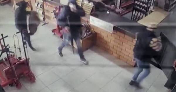 La Nación / Banda fuertemente armada asalta un comercio de bulones, pero se lleva solo G. 510.000
