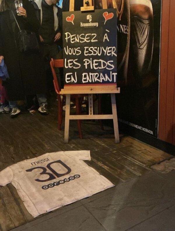 “No olvides limpiarte los pies”: camiseta de Messi en bar de Francia es utilizado como tapete – Prensa 5