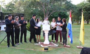 Inauguran polémico busto de Sócrates que había sido retirado por feo