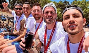Jugadores de Argentina chupando en la caravana rumbo al Obelisco