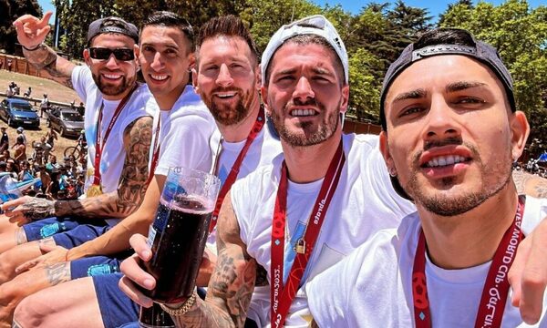Jugadores de Argentina chupando en la caravana rumbo al Obelisco