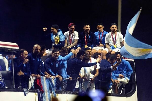 Video: el susto que se llevaron Messi y otros jugadores durante las celebraciones por el Mundial - Mundial Qatar 2022 - ABC Color