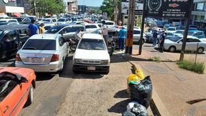 Adelantamientos indebidos generan caos y largar filas en la zona de ingreso al puente internacional en zona de Encarnación - Nacionales - ABC Color