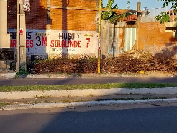 Vereda bloqueada por basura - Crónicas Ciudadanas - ABC Color