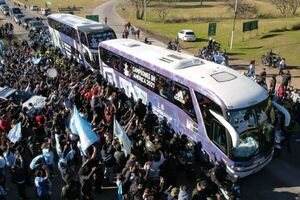 El autobús de la selección argentina avanza a paso lento hacia Buenos Aires - El Independiente