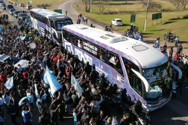 El autobús de la selección argentina avanza a paso lento hacia Buenos Aires - El Independiente