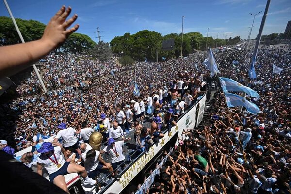 El autobús de la selección argentina avanza a paso lento hacia Buenos Aires - Mundial Qatar 2022 - ABC Color