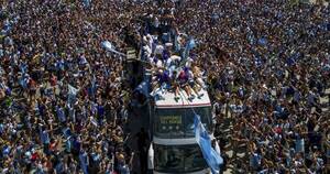 La Nación / Buenos Aires cruzada por la alegría popular y la incertidumbre de la política desairada
