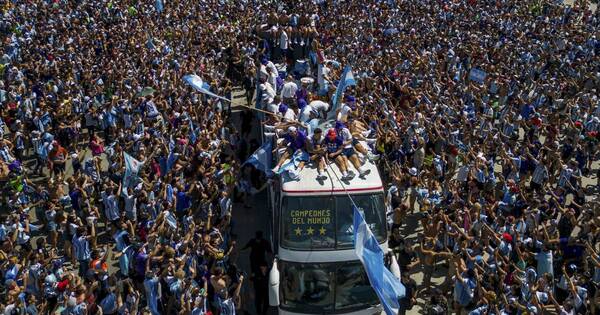 La Nación / Buenos Aires cruzada por la alegría popular y la incertidumbre de la política desairada