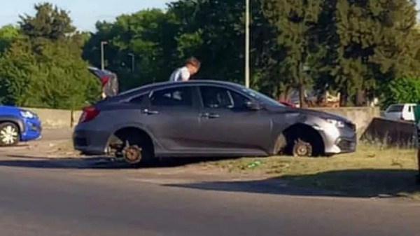 Ezeiza: Fueron a recibir a la Selección y les robaron las ruedas del auto