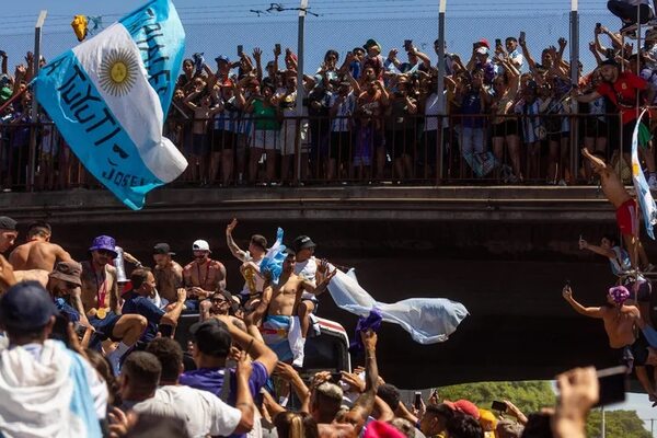 Fiesta incompleta: Videos e imágenes del descontrol por la Selección Argentina - Mundial Qatar 2022 - ABC Color