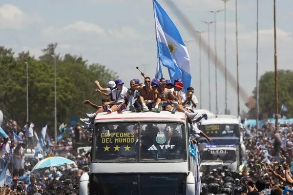 Selección Argentina: mirá el video que motivó la suspensión de la caravana de los campeones - Mundial Qatar 2022 - ABC Color