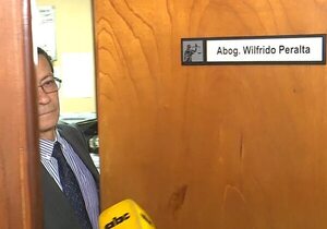 Juez Peralta renuncia tras aberrante fallo contra la libertad de expresión - Nacionales - ABC Color