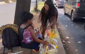 [VIDEO] Laurys Diva salió a regalar canastas: "Nada ko no vamos a llevar de esta vida!"