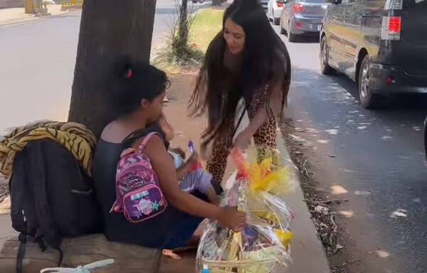 [VIDEO] Laurys Diva salió a regalar canastas: "Nada ko no vamos a llevar de esta vida!"